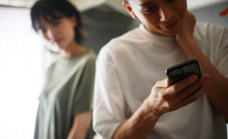 携帯電話を触る時に不審な動きをする