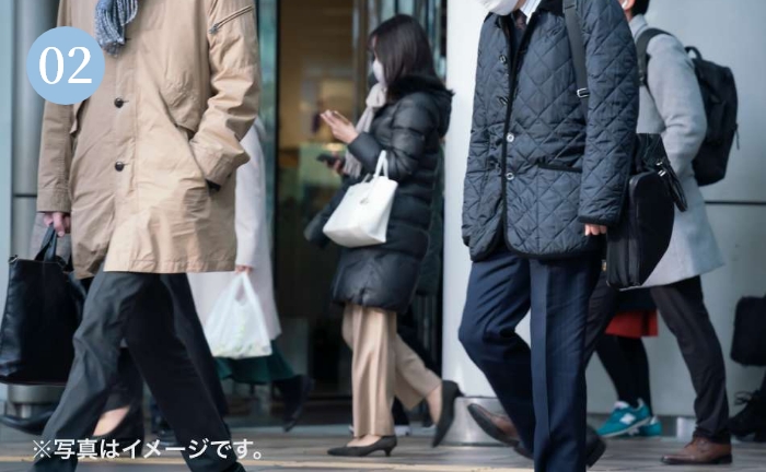 浮気調査の相談に向かっている女性の画像