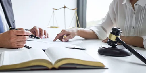 法令について話し合いを行っている画像