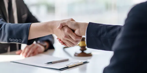 弁護士が結託している画像